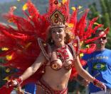 Une danseuse de samba, lors du match de foot et de rugby opposant le Team Cantona au Team Lièvremont, organisé par le 