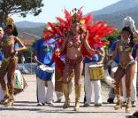 Des danseuses de samba, lors du match de foot et de rugby opposant le Team Cantona au Team Lièvremont, organisé par le 