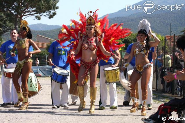 Des danseuses de samba, lors du match de foot et de rugby opposant le Team Cantona au Team Lièvremont, organisé par le 