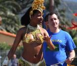 Une danseuse de samba, lors du match de foot et de rugby opposant le Team Cantona au Team Lièvremont, organisé par le 