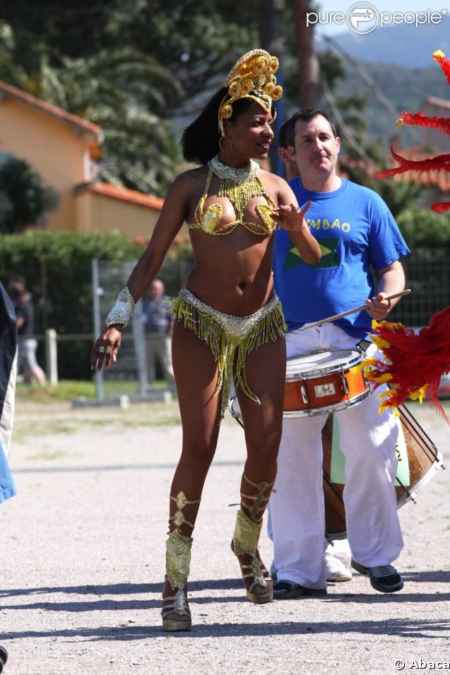 Une danseuse de samba, lors du match de foot et de rugby opposant le Team Cantona au Team Lièvremont, organisé par le 