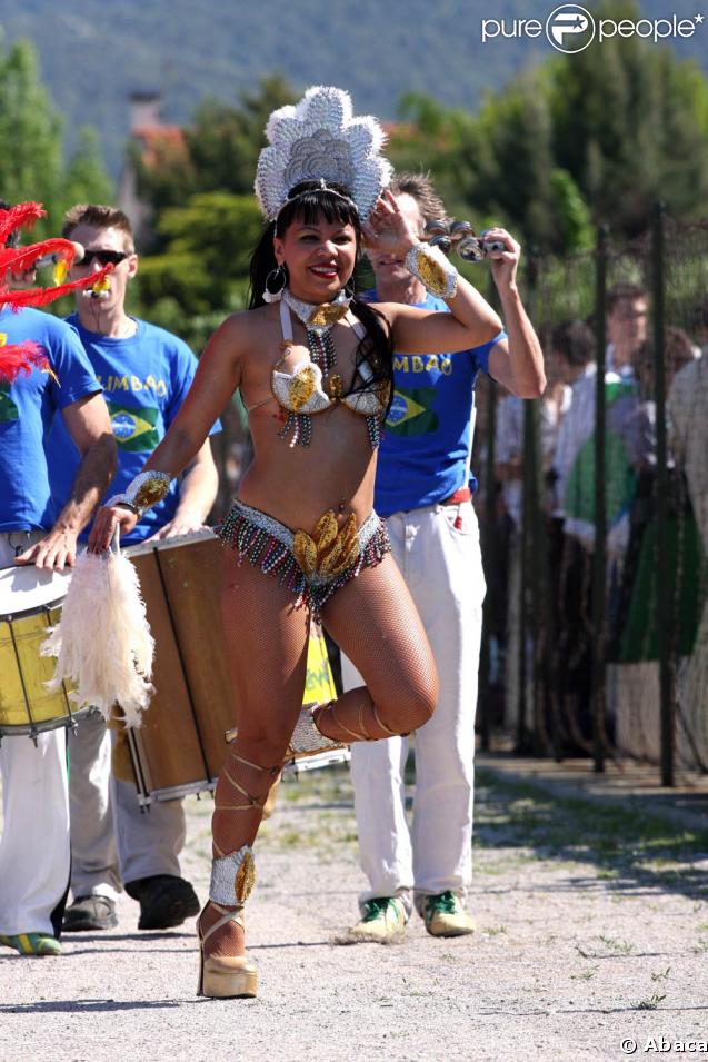 Une danseuse de samba, lors du match de foot et de rugby opposant le Team Cantona au Team Lièvremont, organisé par le 