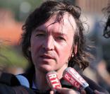 Cali interviewé, lors du match de foot et de rugby opposant le Team Cantona au Team Lièvremont, organisé par le 