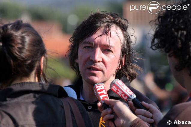 Cali interviewé, lors du match de foot et de rugby opposant le Team Cantona au Team Lièvremont, organisé par le 