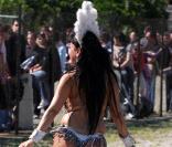 Une danseuse de samba, lors du match de foot et de rugby opposant le Team Cantona au Team Lièvremont, organisé par le 