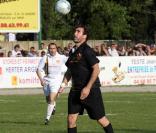 Eric Cantona, lors du match de foot et de rugby opposant le Team Cantona au Team Lièvremont, organisé par le 