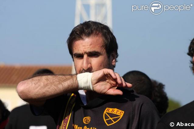 Eric Cantona, lors du match de foot et de rugby opposant le Team Cantona au Team Lièvremont, organisé par le 