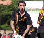 Eric Cantona, lors du match de foot et de rugby opposant le Team Cantona au Team Lièvremont, organisé par le 