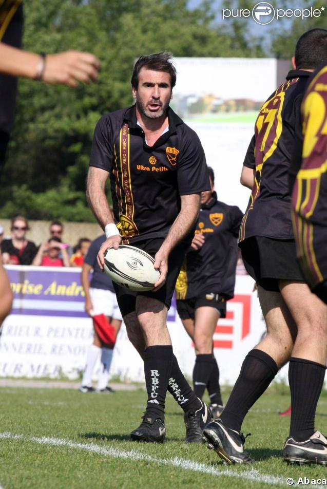 Eric Cantona, lors du match de foot et de rugby opposant le Team Cantona au Team Lièvremont, organisé par le 