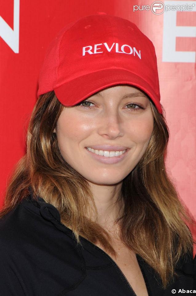 La belle Jessica Biel, lors du 12e EIF Revlon RunWalk for Women, qui s'est déoulé à Tim Square, à New York, le 2 mai 2009 !