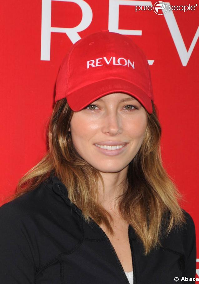 La belle Jessica Biel et son charme dévastateur s'apprête à suer, lors du 12e EIF Revlon RunWalk for Women, qui s'est déoulé à Tim Square, à New York, le 2 mai 2009 !