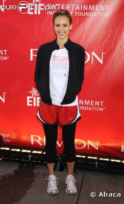 Jessica Alba est trop chouquette !!!!!, lors du 12e EIF Revlon RunWalk for Women, qui s'est déoulé à Tim Square, à New York, le 2 mai 2009 !
