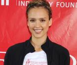 Jessica Alba est trop chouquette !!!!!, lors du 12e EIF Revlon RunWalk for Women, qui s'est déoulé à Tim Square, à New York, le 2 mai 2009 !