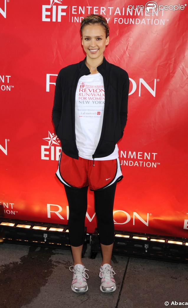 Jessica Alba est trop chouquette !!!!!, lors du 12e EIF Revlon RunWalk for Women, qui s'est déoulé à Tim Square, à New York, le 2 mai 2009 !