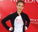 Jessica Alba arborait un look improbable, lors du 12e EIF Revlon RunWalk for Women, qui s'est déoulé à Tim Square, à New York, le 2 mai 2009 !