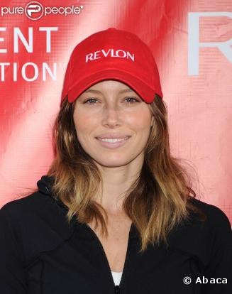 Jessica Biel trop belle au naturel, lors du 12e EIF Revlon RunWalk for Women, qui s'est déoulé à Tim Square, à New York, le 2 mai 2009 !