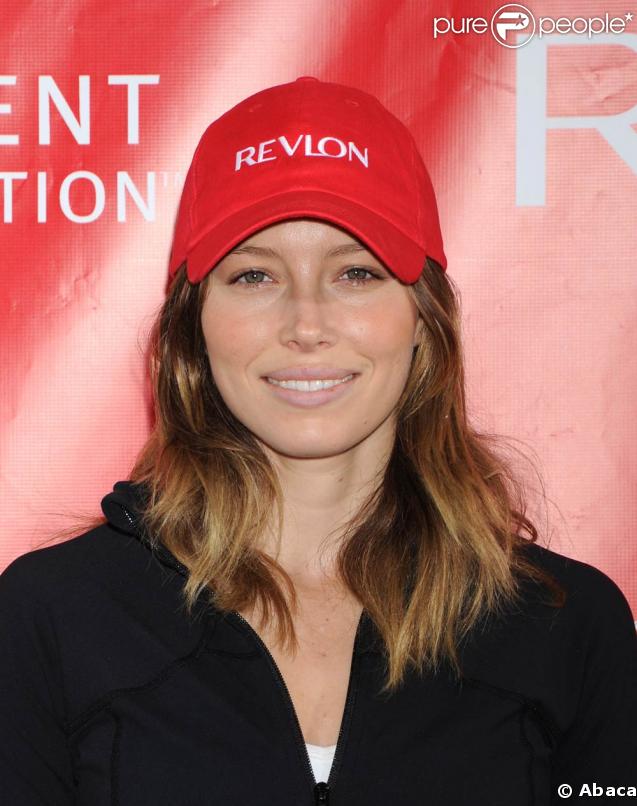 Jessica Biel trop belle au naturel, lors du 12e EIF Revlon RunWalk for Women, qui s'est déoulé à Tim Square, à New York, le 2 mai 2009 !