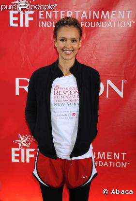 Jessica Alba a vraiment l'air heureuse d'être là !, lors du 12e EIF Revlon RunWalk for Women, qui s'est déoulé à Tim Square, à New York, le 2 mai 2009 !