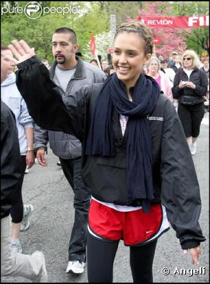 La toujours blonde Jessica Alba au milieu des coureuses anonymes dans les rues de New-York, très souriante !