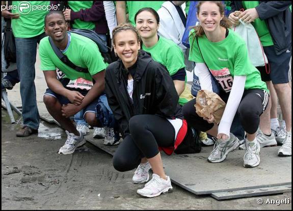 La toujours blonde Jessica Alba au milieu des coureuses anonymes dans les rues de New-York, très souriante !