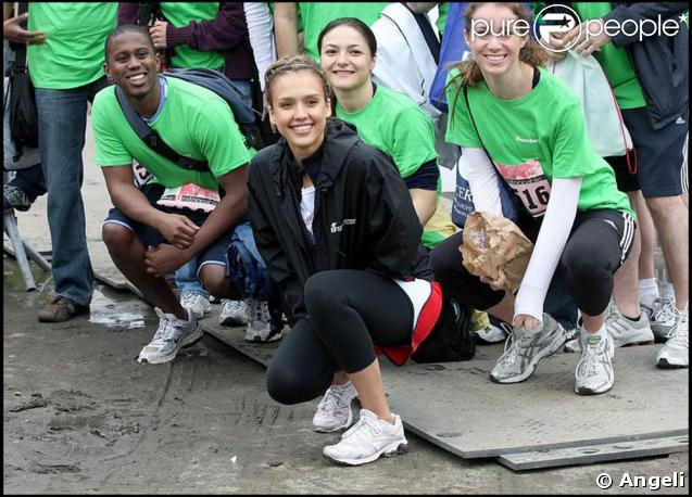 La toujours blonde Jessica Alba au milieu des coureuses anonymes dans les rues de New-York, très souriante !
