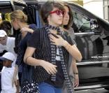Madonna au fond dans la voiture, Rocco, David et Lourdes, à leur arrivée au centre de la Kabbale de New York, le 26 avril 2009 !