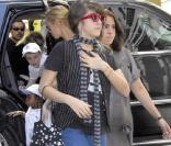 Madonna au fond, Rocco, David et Lourdes, à leur arrivée au centre de la Kabbale de New York, le 26 avril 2009 !