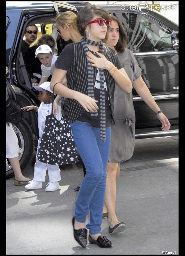 Madonna au fond, Rocco, David et Lourdes, à leur arrivée au centre de la Kabbale de New York, le 26 avril 2009 !