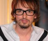 Christophe Willem dit, cru 2007 : cheveux longs et lunettes 