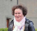 Susan Boyle le 8 mai, une vraie business-woman sortant de chez elle.