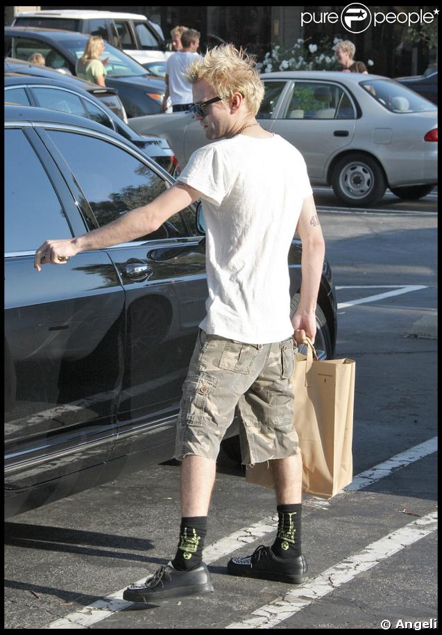 Avril Lavigne et son mari Deryck Whibley dans les rues de Beverly Hills