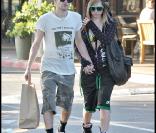 Avril Lavigne et son mari Deryck Whibley dans les rues de Beverly Hills