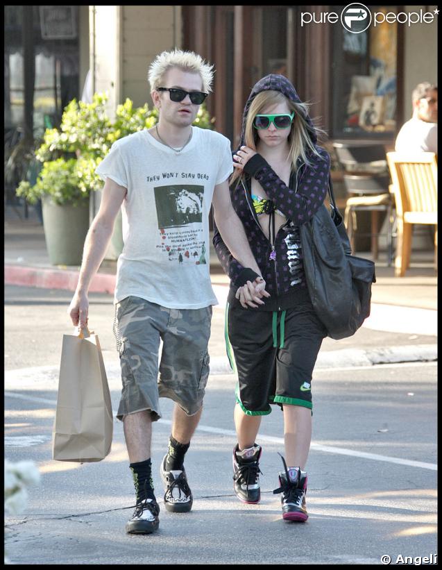 Avril Lavigne et son mari Deryck Whibley dans les rues de Beverly Hills