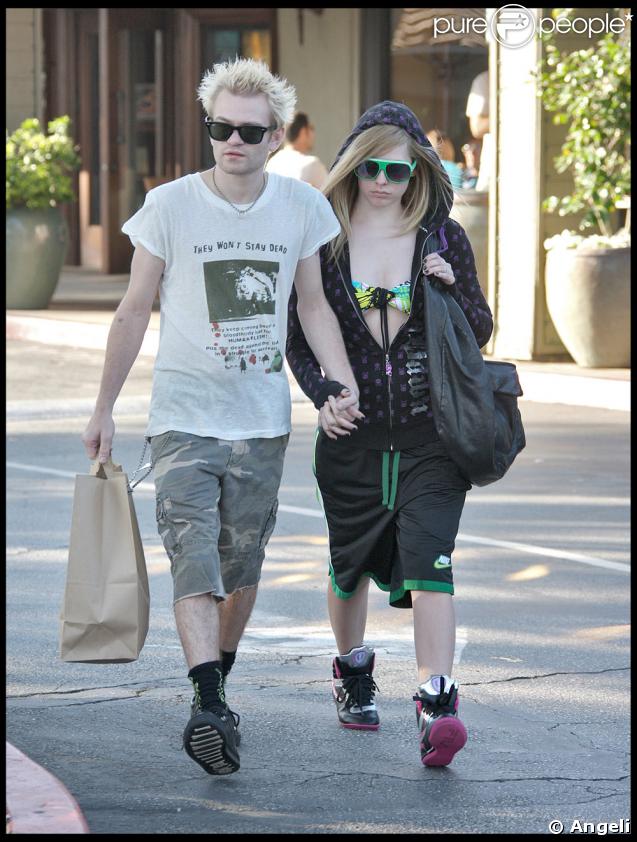 Avril Lavigne et son mari Deryck Whibley dans les rues de Beverly Hills