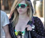 Avril Lavigne et son mari Deryck Whibley dans les rues de Beverly Hills