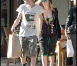 Avril Lavigne et son mari Deryck Whibley dans les rues de Beverly Hills