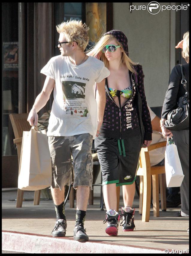 Avril Lavigne et son mari Deryck Whibley dans les rues de Beverly Hills