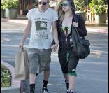 Avril Lavigne et son mari Deryck Whibley dans les rues de Beverly Hills