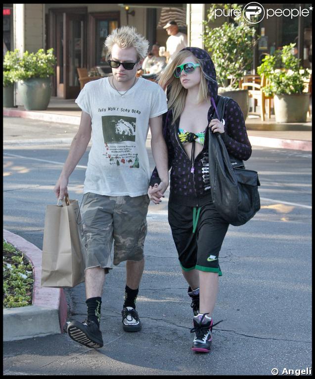 Avril Lavigne et son mari Deryck Whibley dans les rues de Beverly Hills