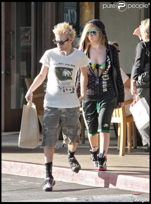 Avril Lavigne et son mari Deryck Whibley dans les rues de Beverly Hills