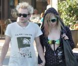 Avril Lavigne et son mari Deryck Whibley dans les rues de Beverly Hills
