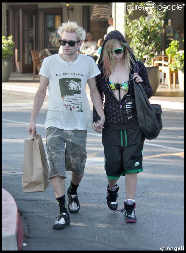 Avril Lavigne et son mari Deryck Whibley dans les rues de Beverly Hills