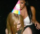 Avril Lavigne et son chapeau Hello Kitty sont de sortie