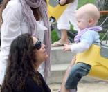 Minnie Driver et son fils Henry jouent dans un parc à Malibu le 10 mai 2009