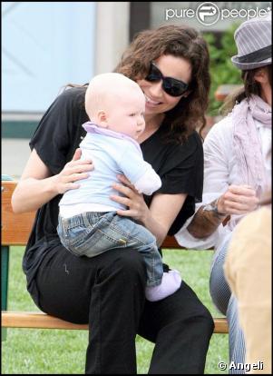 Minnie Driver et son fils Henry jouent dans un parc à Malibu le 10 mai 2009