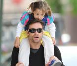 Hugh Jackman et sa fille Ava, endormie, dans les rues de New-York