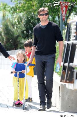 Hugh Jackman et sa fille Ava, endormie, dans les rues de New-York