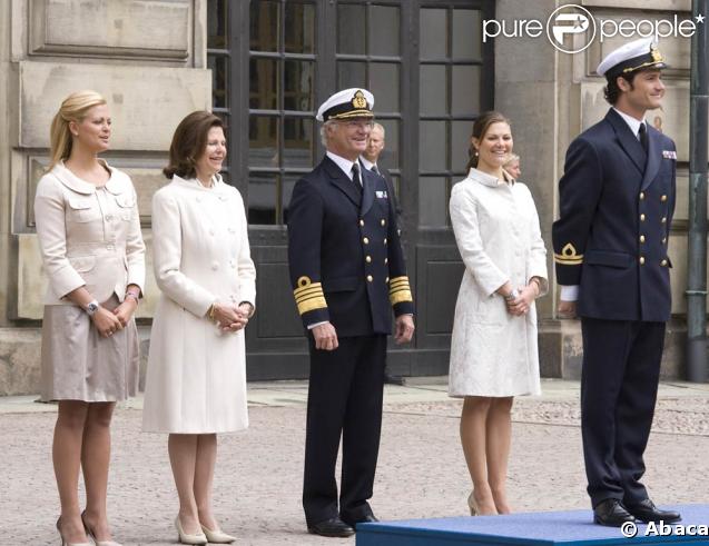 Carl Philip de Suède fête ses 30 ans, entouré des siens : sa cadette Madeleine, sa mère la reine Silvia, son père le roi Carl XVI Gustav, son aînée Victoria