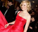 Elizabeth Banks nouvelle égérie L'Oréal superbe en robe rouge  