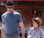 Hugh Jackman et son fils Oscar en balade, vendredi 15 mai 2009